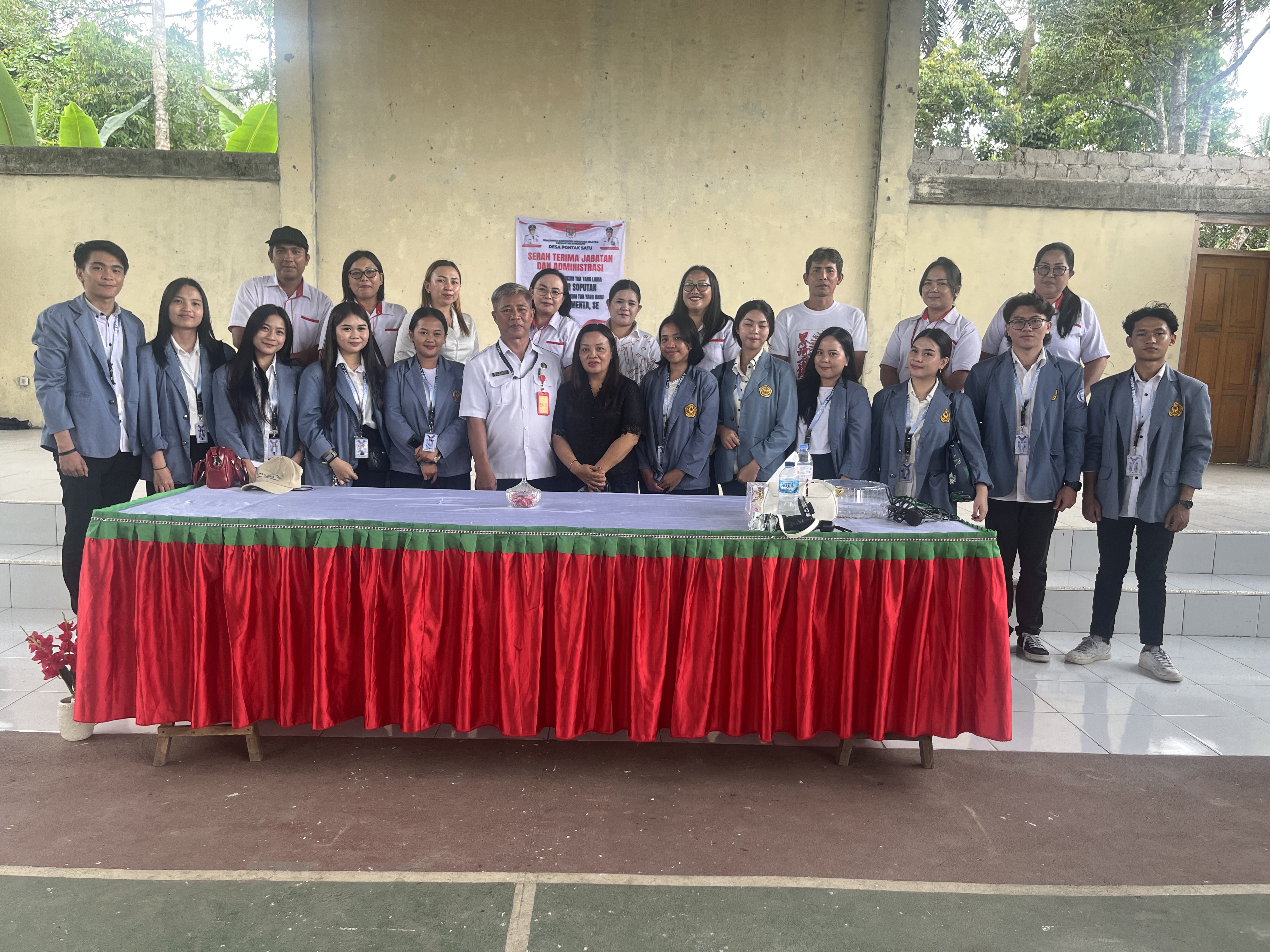Dosen Pembimbing Lapangan Dr. Jessy J. Pondaag, S.E., M.Si Kunjungi Mahasiswa KKT 143 Posko Pontak Satu